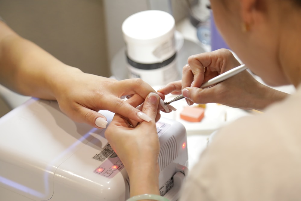 Manicurista trabajando, fotografía de demostración