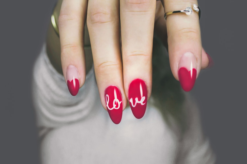 Diseño rojo con detalle gráfico