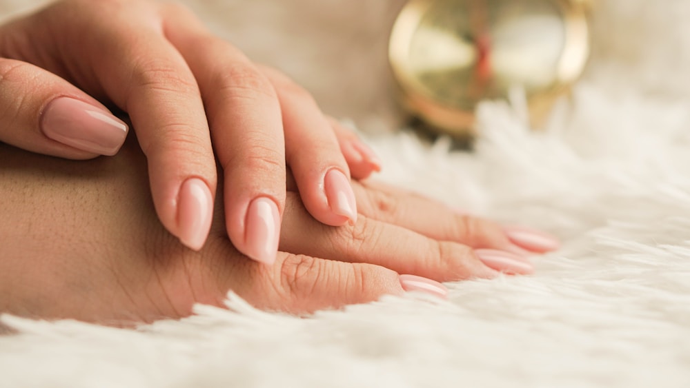 Manicura rosa natural