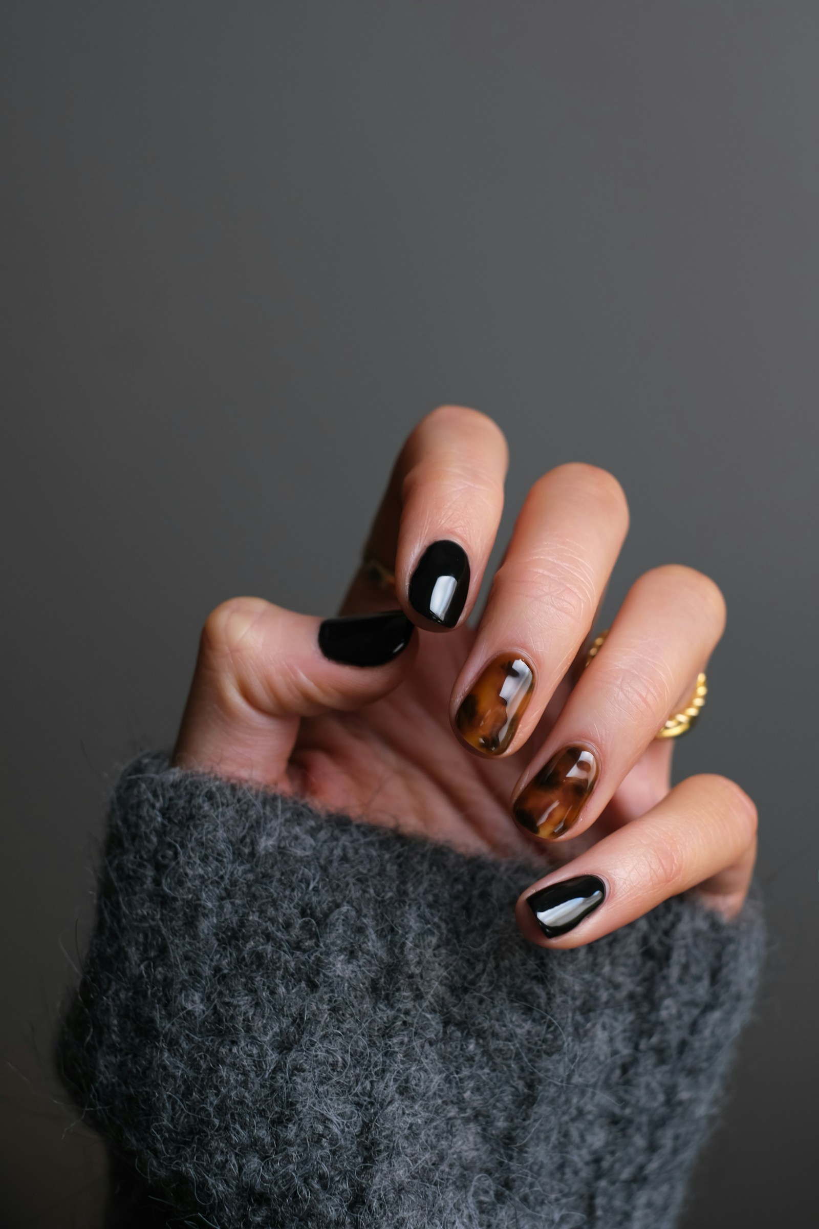 Diseño de uñas en tonos negros y carey, fotografía de demostración
